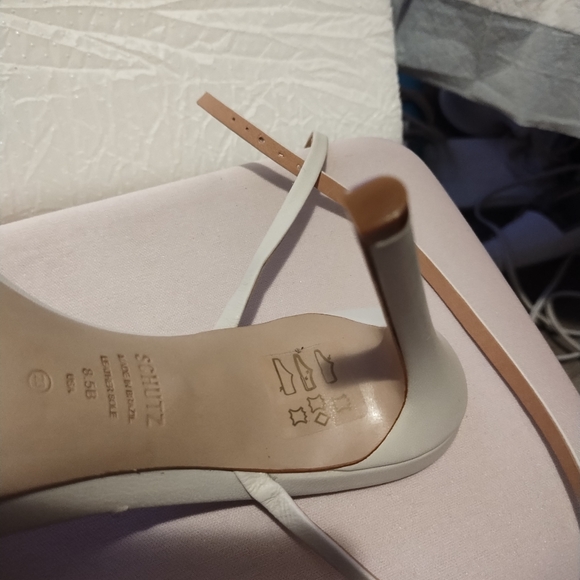 New Schultz heels Women's 8.5B (Nwt) Cream Colored.Photo Show Shadows Not Defect - Picture 5 of 12